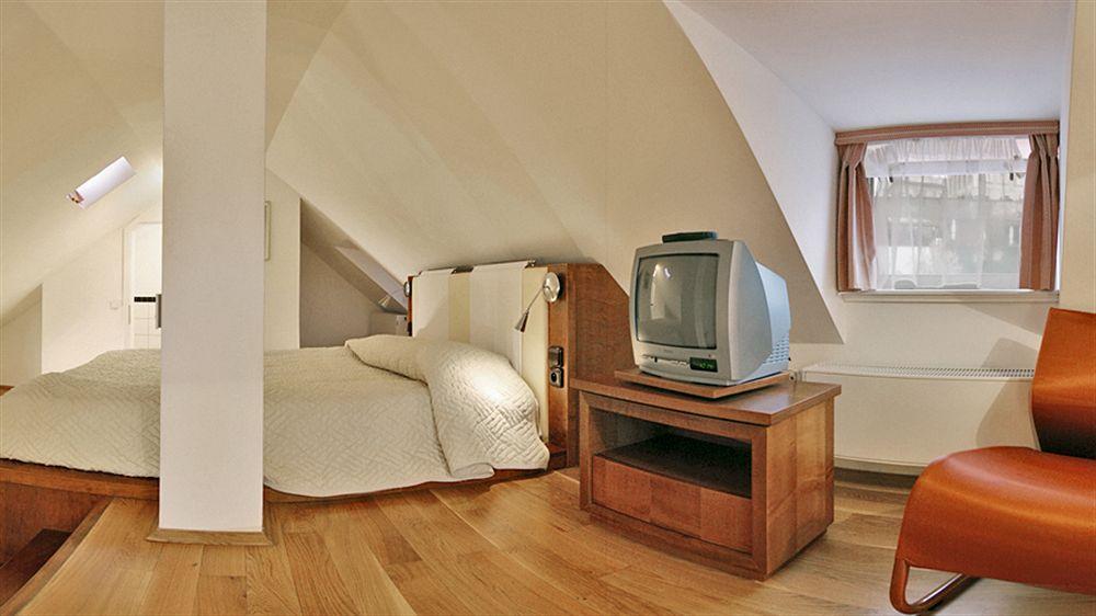 The Golden Wheel Готель 4*