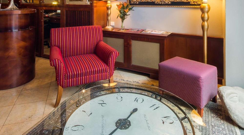 Готель The Golden Wheel 4*