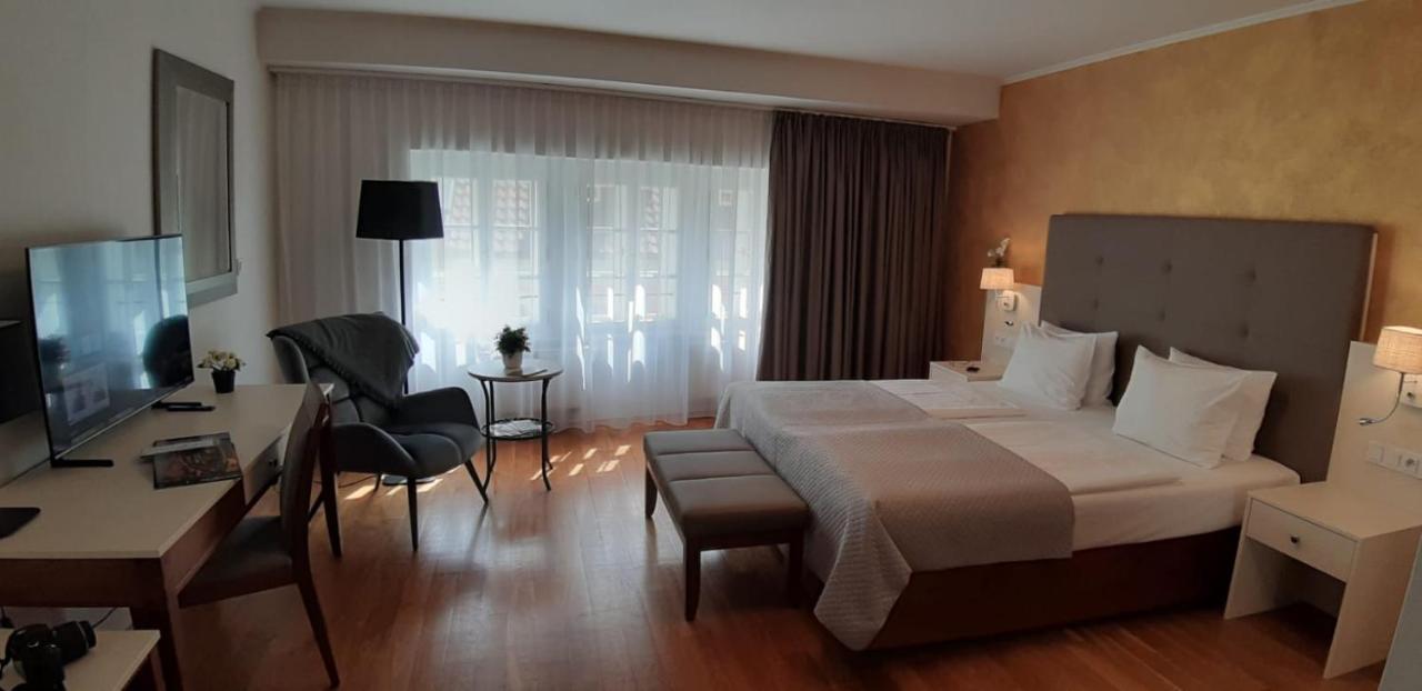 The Golden Wheel Готель 4*